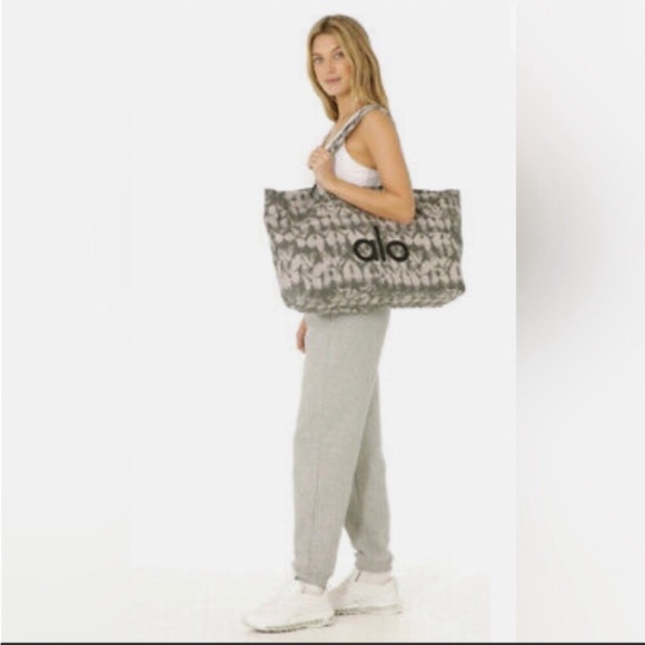 ALO Yoga🧘‍♀️Grey Tie-Dye Tote Bag / 100% Cotton / New Never Used / Tag Attached - Picture 2 of 2